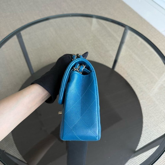 Image 1 of Borsa Chanel Classic Flap Small - Pelle di vitello martellata trapuntata color caviale, blu, con finiture dorate, serie 30