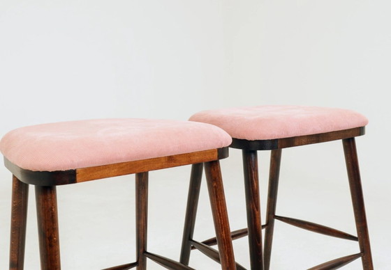 Image 1 of Coppia di sgabelli da bar in stile vintage, rivestiti in velluto a coste color rosa.