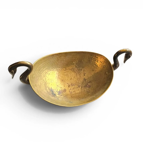 Ovale Schale aus gehämmertem Messing mit Schwanengriffen – Tischdekoration, Brass, Mid Century Modern (photo 7 of 7)