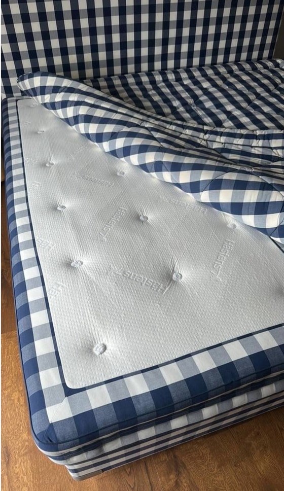 Image 1 of Lit à sommier tapissier de luxe Hästens 2000T 210x220, avec tête de lit et surmatelas. Prix neuf : environ 45 000 €.