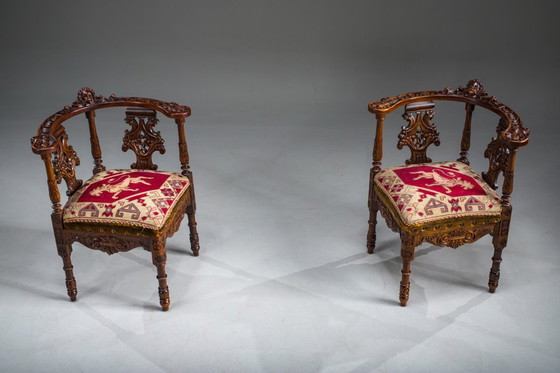 Image 1 of Italienische Eckstühle im Stil der Renaissance des 19. Jahrhunderts aus geschnitztem Nussbaumholz, 2er-Set