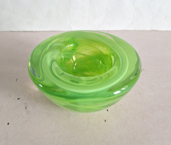 Image 1 of Bougeoir en cristal de l'atoll de Kosta Boda. Citron vert. Conçu par Anna Ehrner.