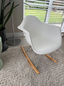 Se vende mecedora Vitra RAR Eames blanca ZGAN y ORIGINAL