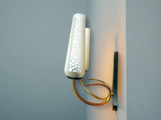 Image 1 of Applique da parete in ottone Mid-Centur Modern con paralumi conici in vetro smerigliato, anni '50, set di 2