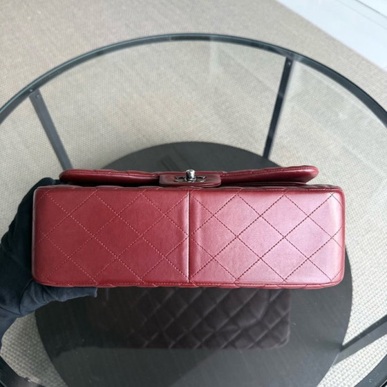 Image 1 of Borsa Chanel Classic Flap Jumbo - Doppia patta 30 cm in pelle di agnello trapuntata rosso scuro con finiture argentate, serie 15