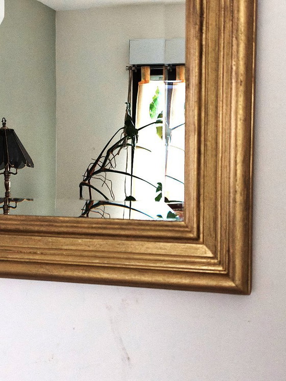 Image 1 of Grande specchio con cornice in legno dorato e vetro bisellato