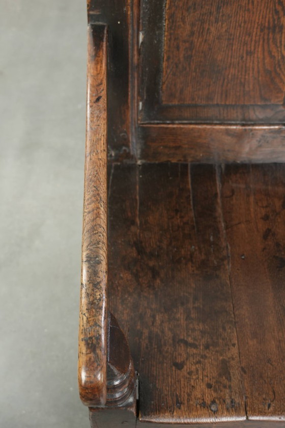 Image 1 of Prachtige antieke Engelse houten bank/ halbank uit begin 18e eeuw met prachtige warme kleuren en mooie details