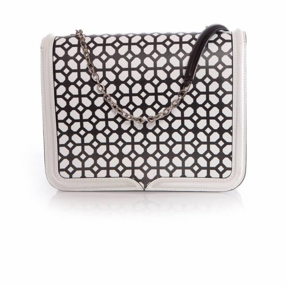 Image 1 of Borsa a tracolla Alexander McQueen, modello Heroine, in bianco e nero.