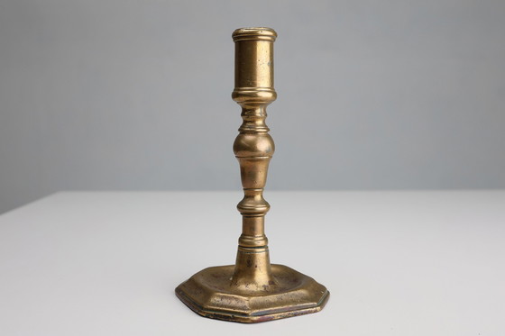 Image 1 of Candelero francés antiguo de cobre de la Alta Época, principios del siglo XVII