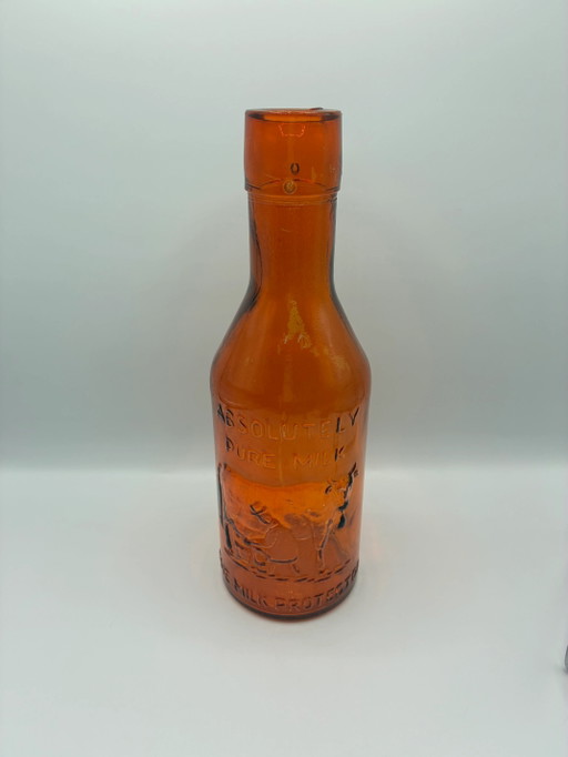 Antike bernsteinfarbene Milchflasche „Absolut reine Milch“ – Der Milchbeschützer – um 1900 – decoratieve objecten, Glass
