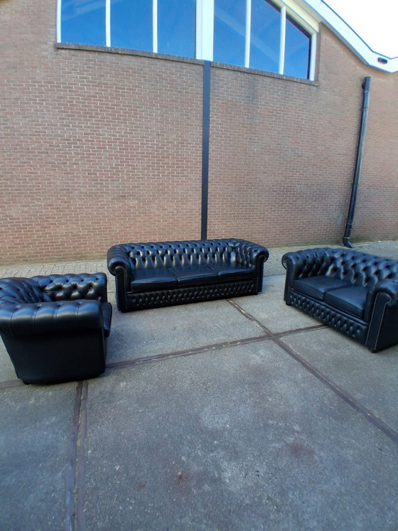 Conjunto de sofás Chesterfield de cuero negro 3+2+1, fabricado en Inglaterra. – Salvale Design (photo 10 of 12)