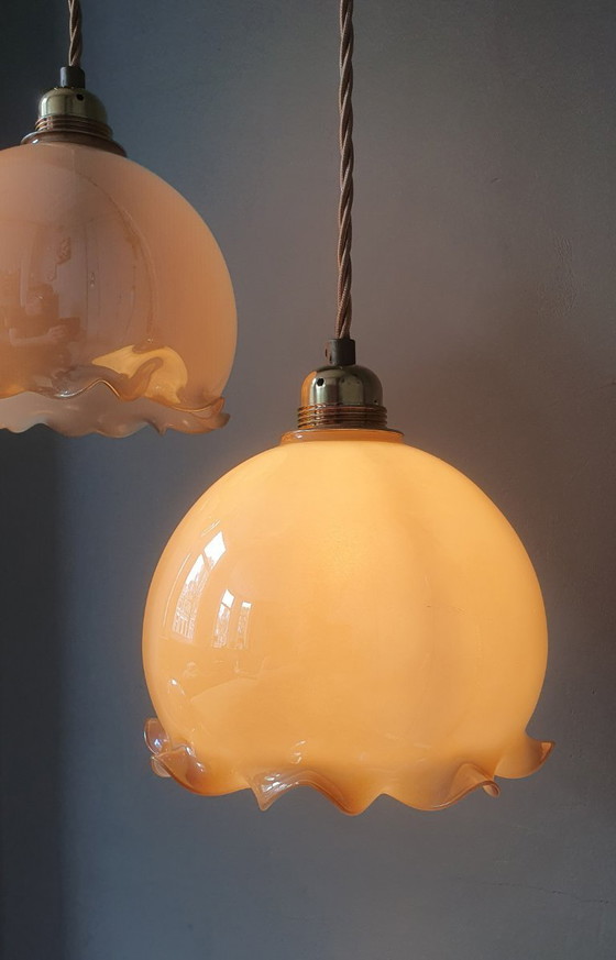 Image 1 of Ensemble vintage de lampes suspendues en opaline en forme de gobelet avec un éclat nacré.