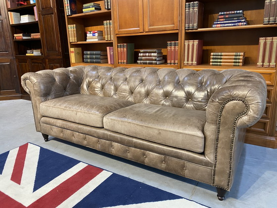 Canapé Chesterfield robuste gris vintage – Winchester, Leather, Wood (photo 3 of 5)