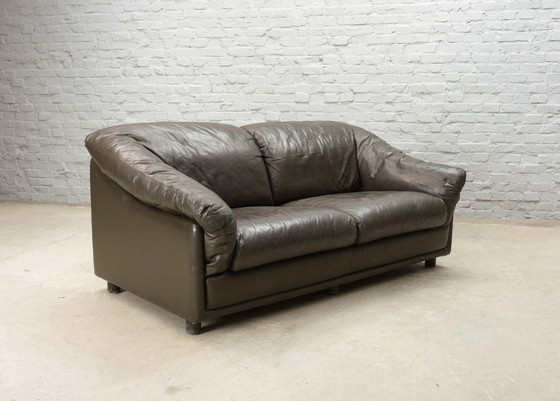 Image 1 of Cómodo sofá Leolux de dos plazas de cuero marrón chocolate, diseño de mediados de siglo. Países Bajos, década de 1970.