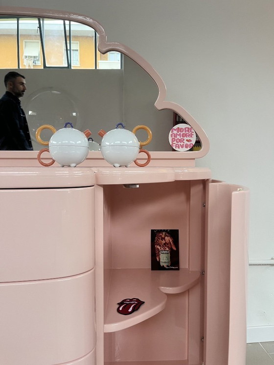 Image 1 of Lichtroze gelakte ladekast