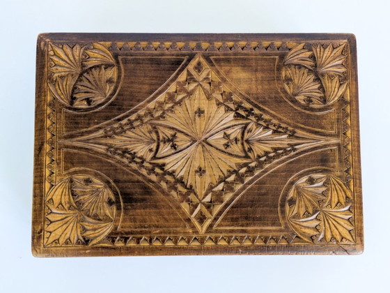 Antique Folk Art Chip Carved Wooden Box Treasure Chest – Decorative Objects (photo 3 of 18)