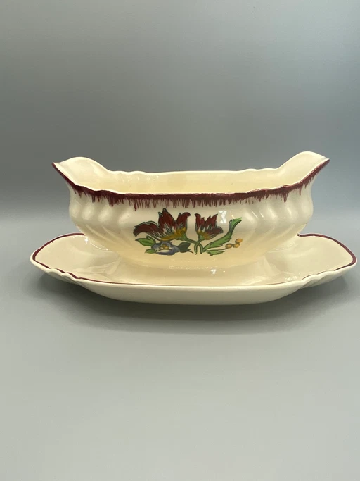 Salsiera Longwy in maiolica pregiata, decorazione marsigliese, tulipani marroni e verdi, corpo a coste, finiture color
