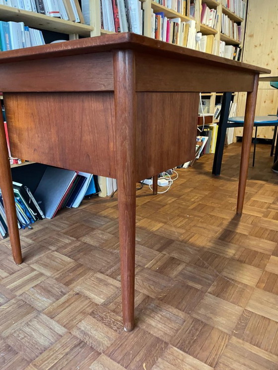 Image 1 of Scrivania di design danese in legno di teak, anni '60, due cassetti