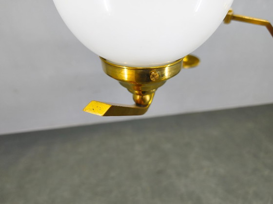 Image 1 of Lámpara de araña Art Déco ajustable de latón con cristal opalino, década de 1930.