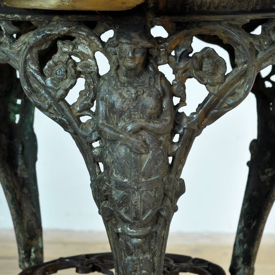 Image 1 of Mesa de jardín de hierro fundido con tablero de pino.