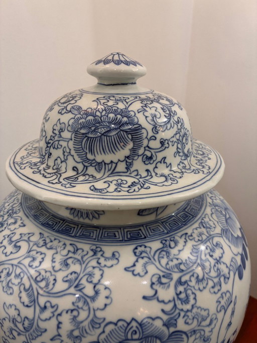 Een paar Chinese porseleinen vazen met deksel in verschillende blauwtinten, met een apocrief Chenghua nianzhi-merk.