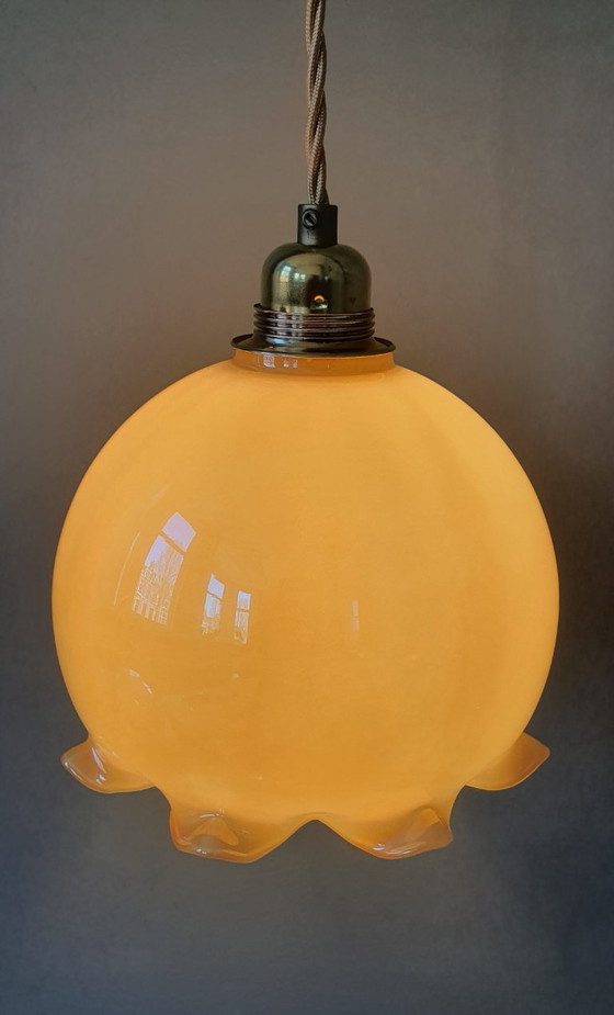 Image 1 of Vintage opaline hanglamp in kelkvorm met parelmoer glans. 