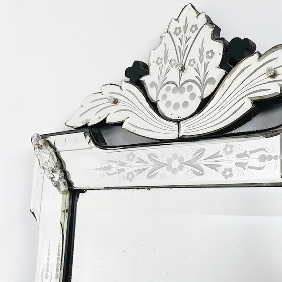 Image 1 of Miroir vénitien ancien, verre gravé, motif floral, années 1900