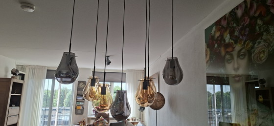 Bella lampada a goccia con paralumi in vetro ambrato e fumé, le lampade sono dimmerabili. (photo 2 of 5)