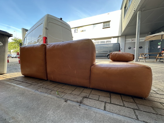 Image 1 of Weiche Heumagazine. Cognacfarbenes Ledersofa.