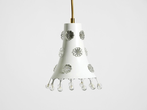 Wunderschöne kleine Pendelleuchte aus Metall im Stil der 50er-Jahre von Emil Stejnar in Trompetenform