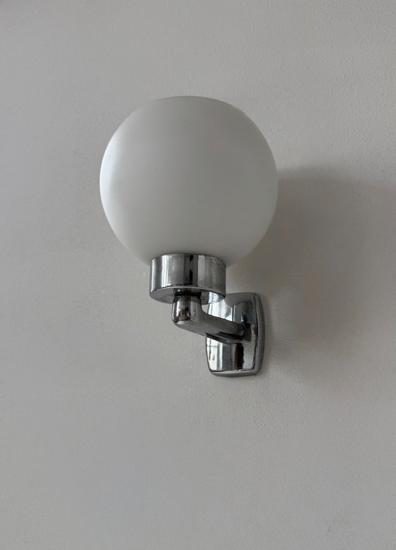 Image 1 of Coppia di applique vintage, cromo e vetro opalino, Francia, 1970