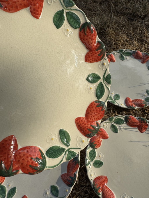 Assiettes barbotine fraises Longchamp anciennes
