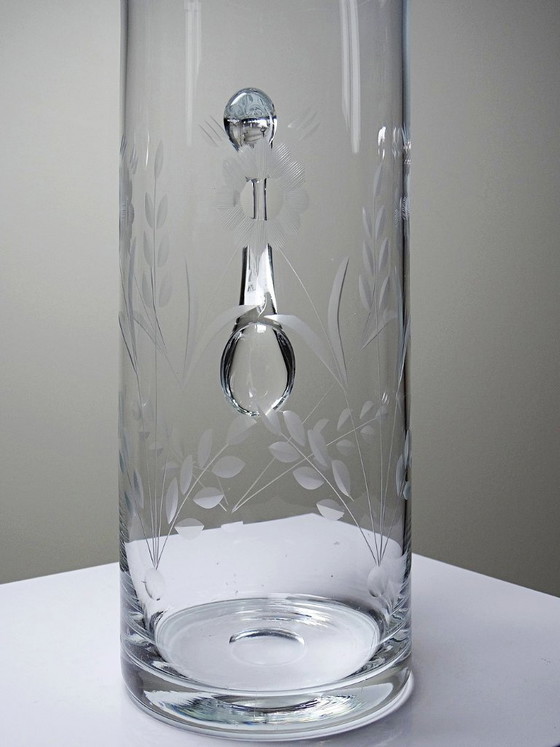 Image 1 of Jarra antigua de cristal soplado con decoración floral grabada, Europa, 1920-1930.