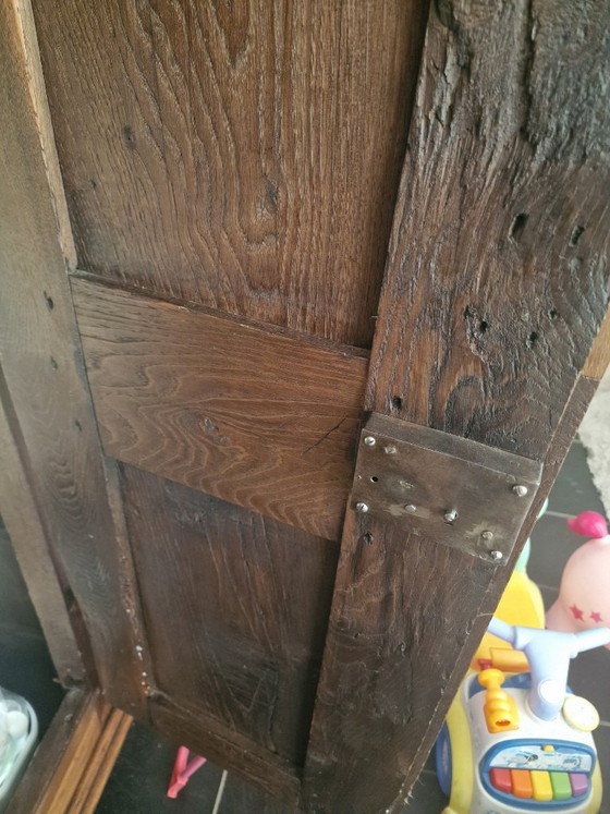 Image 1 of Caratteristico mobile antico in rovere a due ante con pannellatura