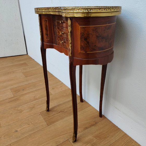 Image 1 of Antiker Beistelltisch, kleiner Nachttisch, kleine nierenförmige Kommode