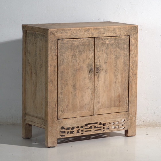 Antico mobile basso in olmo con grembiule traforato – Cina, circa 1950 – Credenze (photo 4 of 40)