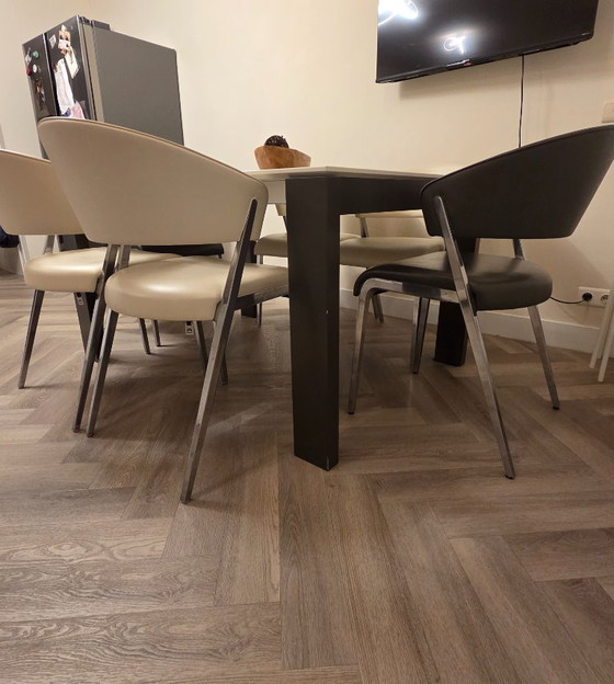 Image 1 of Set da pranzo di Hulsta Now. Tavolo da pranzo E20 e sedie da pranzo S500 di Hulsta Now.