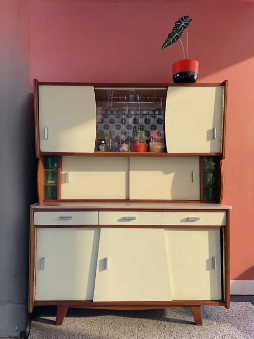 Mueble de cocina retro de los años sesenta, verde claro.