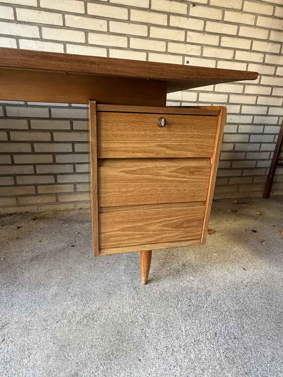Image 1 of Groot vintage Deens bureau van teakhout zwevend midcentury