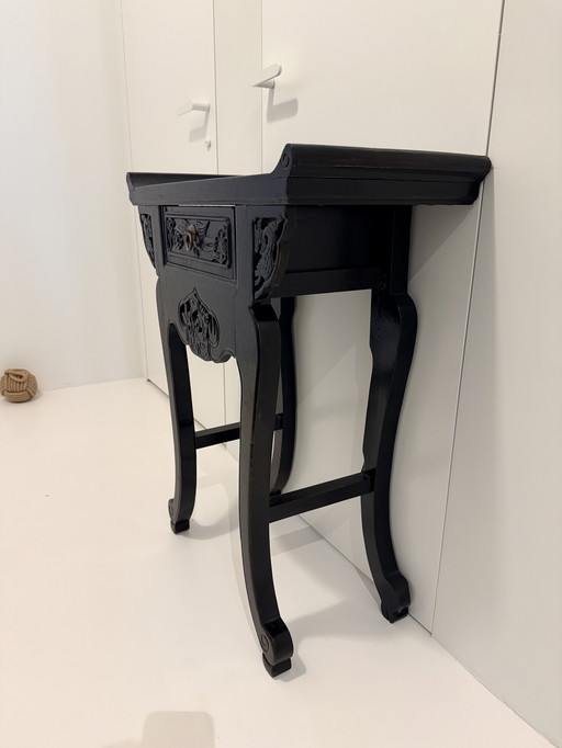 Consolle orientale vintage in legno nero con cassetto.