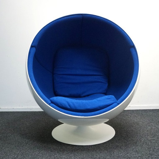 Poltrona di design Ball Chair di Eero Aarnio Originals | Blu/Bianco