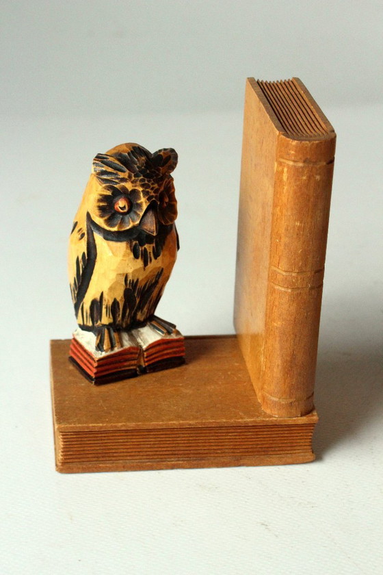 Image 1 of 2 handgesneden houten boekensteunen met uilen - jaren 1950