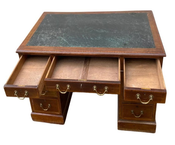 Image 1 of Scrivania antica inglese con cassettiera in noce, 1930