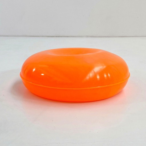 Taburete bajo naranja flúor de Zanotta, década de 1990.