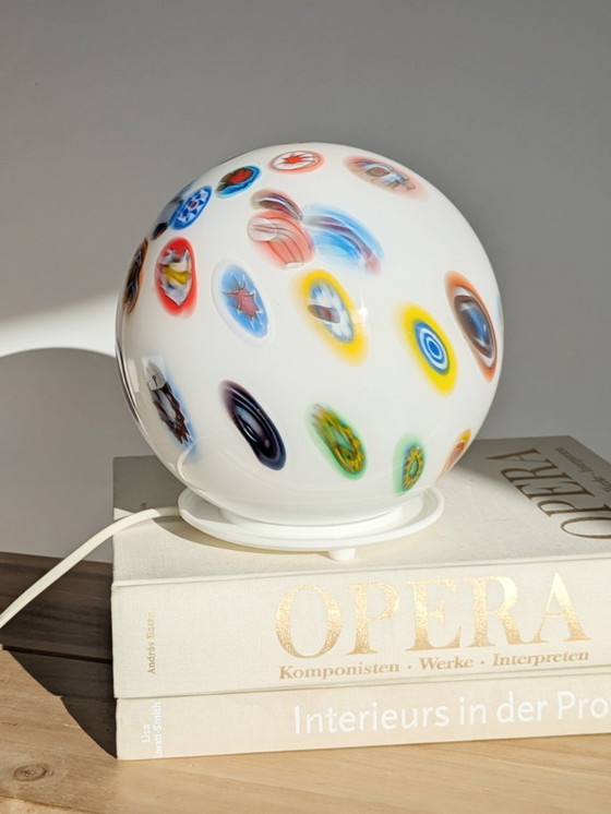 Image 1 of Vintage tafellamp uit de jaren 90 in millefiori-stijl met glazen bol, Italiaanse kunstglazen bol met witte voet.
