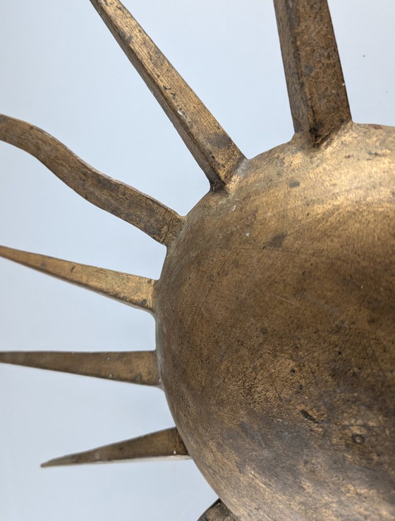 Lámpara de techo grande de metal dorado con diseño de rayos de sol, de mediados de siglo, década de 1960. (photo 7 of 8)