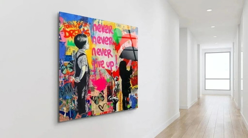 Motiv Banksy „Never Give Up“ – Exklusives Ausstellungsstück auf Acrylglas | 90 × 90 cm
