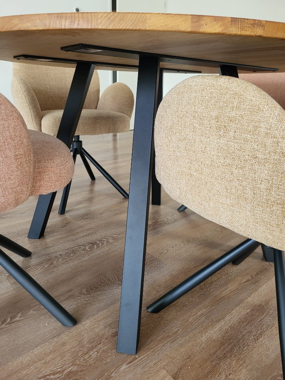 Image 1 of Juego de comedor completamente nuevo con cuatro sillas giratorias.