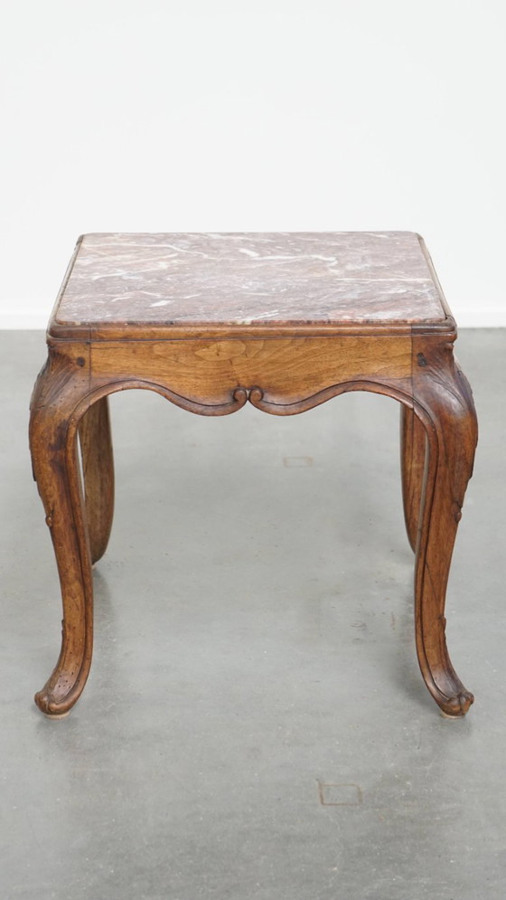 Image 1 of Ancienne table d'appoint carrée française de la fin du XVIIIe siècle avec cadre en bois et plateau en marbre
