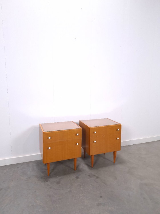 Image 1 of Set nachtkastjes met lades en witte grepen